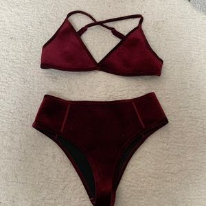 Hoaka en velours rouge vin